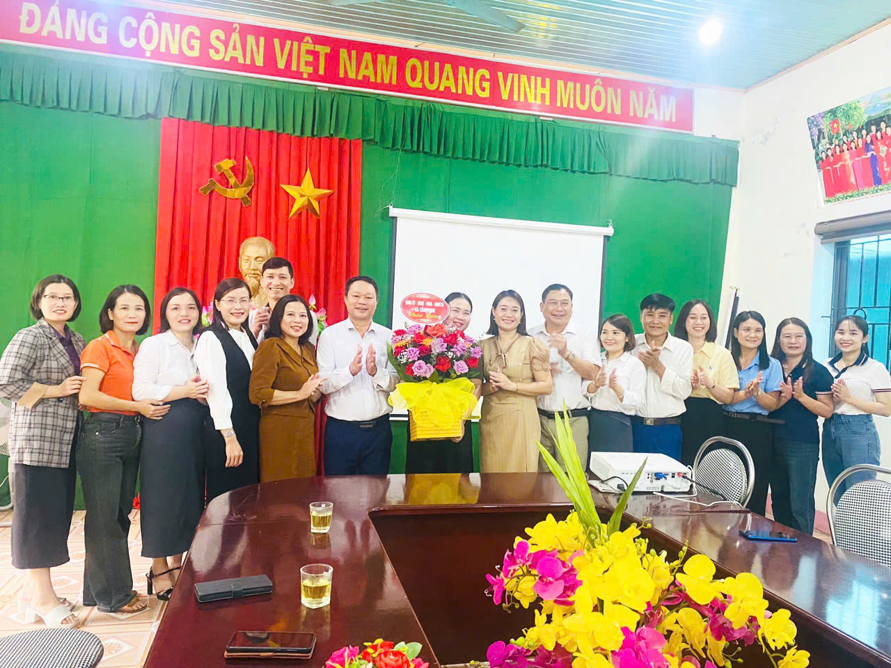 Tặng hoa chúc mừng giáo viên, nhân viên trường Mầm non