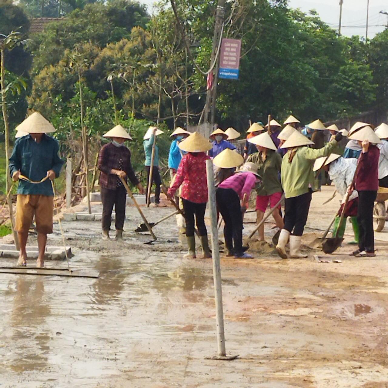 Thôn Hưng Thắng láng lề đường