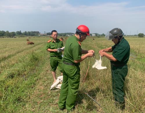 Công an xã Cẩm Hưng thu giữ dụng cụ săn bắt chim trời